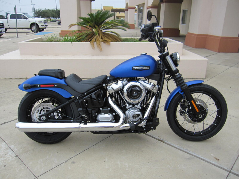 2026 Harley-Davidson® Street Bob® Aurora Blue Denim Chrome Cast Wheels