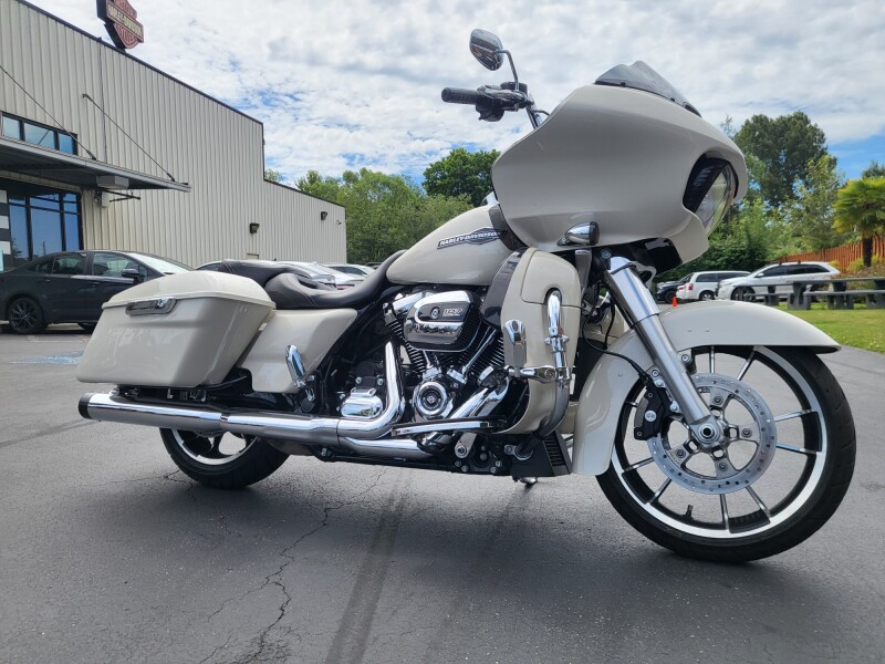 2022 Harley-Davidson® Road Glide® White Sand Pearl