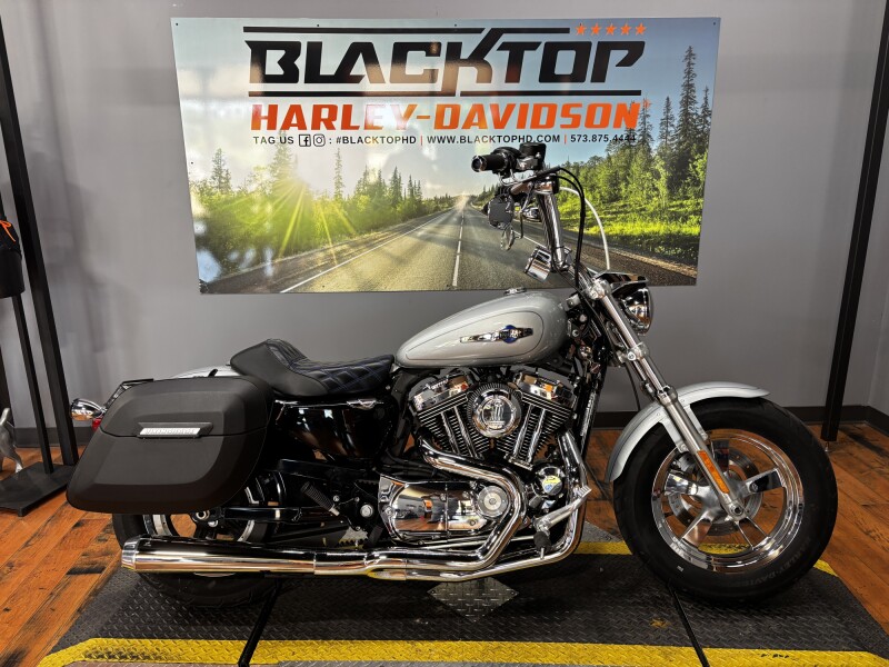 2012 Harley-Davidson® 1200 Custom BRIL SILVER W/ PINSTRIPE