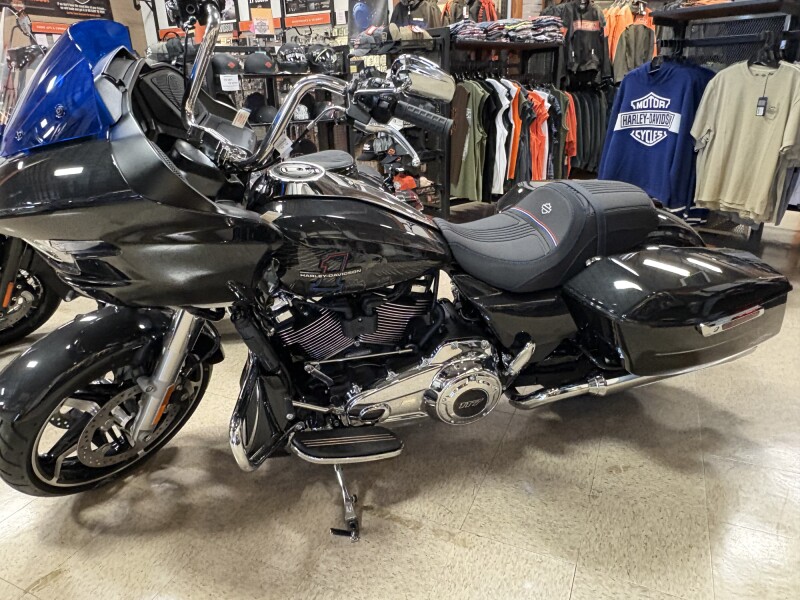 2026 Harley-Davidson® Road Glide® Midnight Ember Chrome Trim