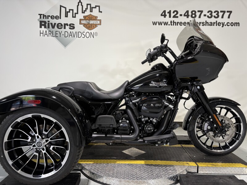 2024 Harley-Davidson® Road Glide® 3 Vivid Black - Black Finish