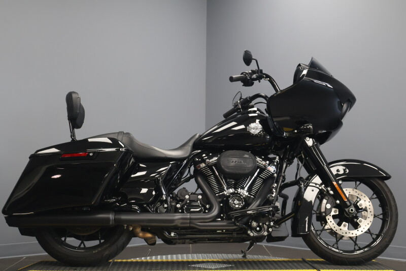 2021 Harley-Davidson® Road Glide® Special Vivid Black - Black Finish