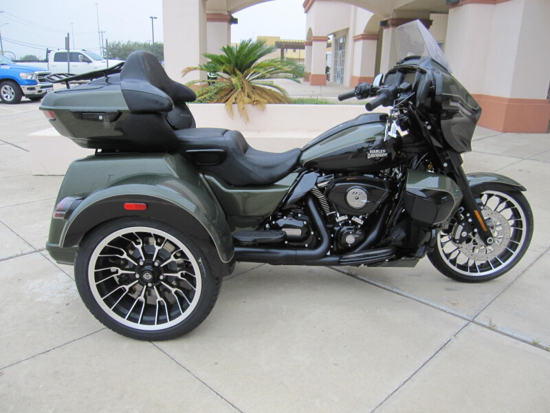 2026 Harley-Davidson® Street Glide 3 Limited OLIV STL MTL/BLK W/ PINSTRI