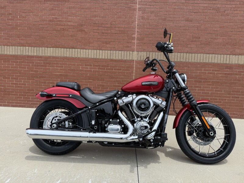 2026 Harley-Davidson® Street Bob® Brilliant Red Chrome Cast Wheels