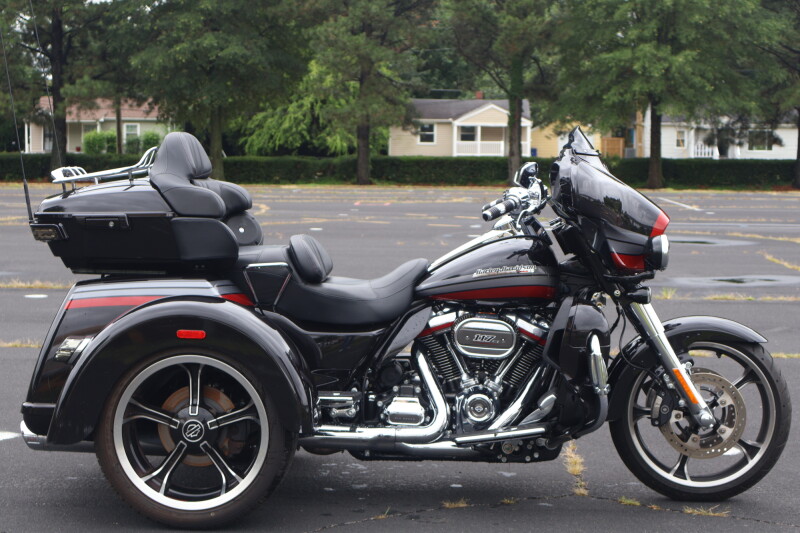 2020 Harley-Davidson® CVO™ Tri Glide® Black Stardust w/ Magnetic Gray & Wicked Red