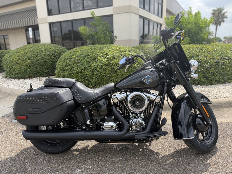 2026 Harley-Davidson® Heritage Classic Vivid Black Black Laced Wheels