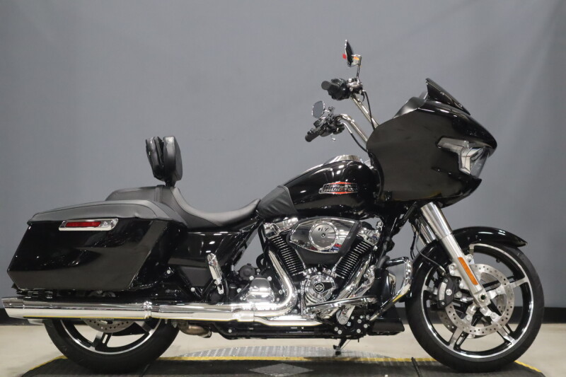 2026 Harley-Davidson® Road Glide® Vivid Black Chrome Trim