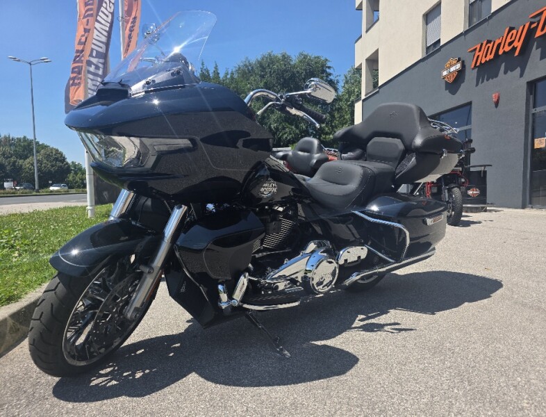 2026 Harley-Davidson® Road Glide Limited Vivid Black Chrome Trim