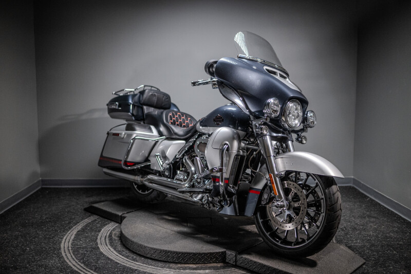 2019 CVO™ Street Glide® (FLHXSE)