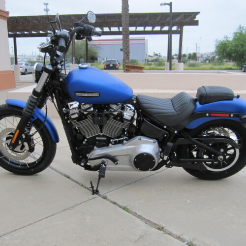 2026 Harley-Davidson® Street Bob® Aurora Blue Denim Chrome Cast Wheels thumb 1