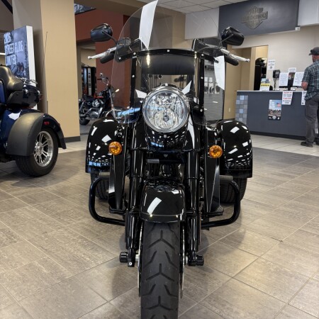 2025 Harley-Davidson® Freewheeler™ Vivid Black thumb 2