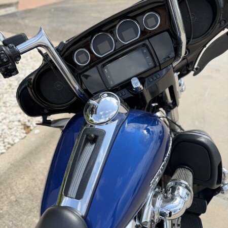 2017 Harley-Davidson® Ultra Limited SUP BLU/BLT SLV W/PINSTRIPE thumb 0