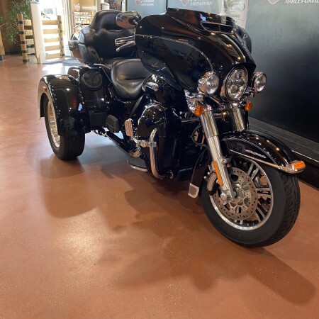 2015 Harley-Davidson® Tri Glide® Ultra FLHTCUTG thumb 2