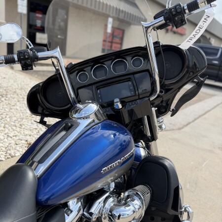2017 Harley-Davidson® Ultra Limited SUP BLU/BLT SLV W/PINSTRIPE thumb 1