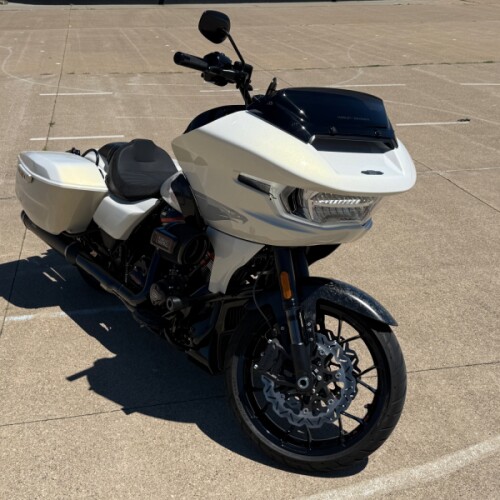 2024 Harley-Davidson® CVO™ Road Glide® ST Golden White Pearl thumb 3