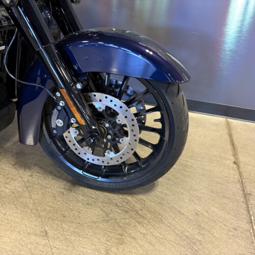 2025 Harley-Davidson® Tri Glide™ Ultra FLHTCUTG thumb 2