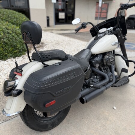 2022 Harley-Davidson® Heritage Classic 114 White Sand Pearl (Black Finish w/Cast Wheels) thumb 1