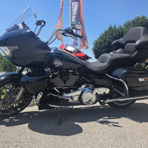2026 Harley-Davidson® Road Glide Limited Vivid Black Chrome Trim thumb 3