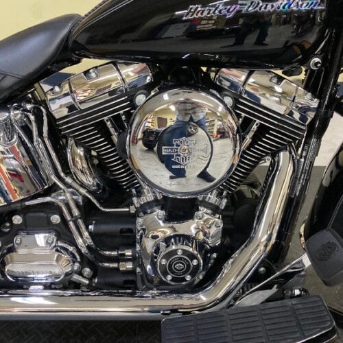 2017 Harley-Davidson® Softail® Deluxe Vivid Black FLSTN thumb 2