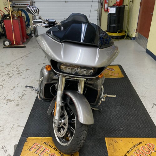 2016 Harley-Davidson® Road Glide® Ultra Two-Tone Billet Silver/Vivid Black FLTRU thumb 2