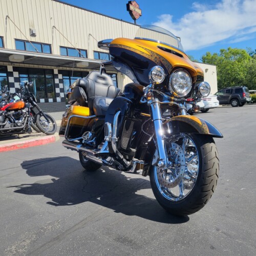 2015 Harley-Davidson® CVO™ Ultra Limited FLHTKSE thumb 1