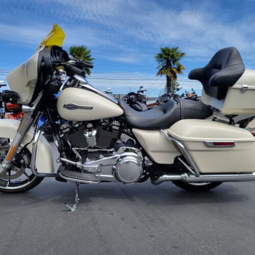 2022 Harley-Davidson® Street Glide® White Sand Pearl thumb 2