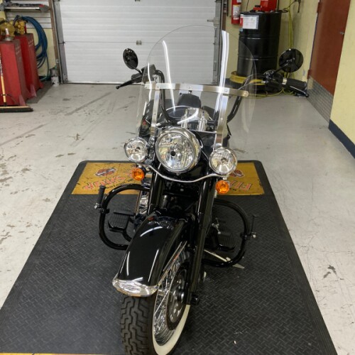 2017 Harley-Davidson® Softail® Deluxe Vivid Black FLSTN thumb 3