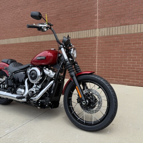 2026 Harley-Davidson® Street Bob® Brilliant Red Chrome Cast Wheels thumb 3