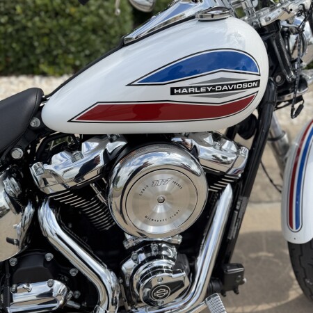 2026 Harley-Davidson® Super Glide® White Onyx Pearl thumb 3