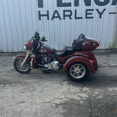 2024 Harley-Davidson® Tri Glide® Ultra Red Rock / Vivid Black thumb 2