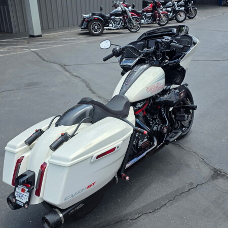 FLTRXSTSE 2024 CVO™ Road Glide® ST thumb 3