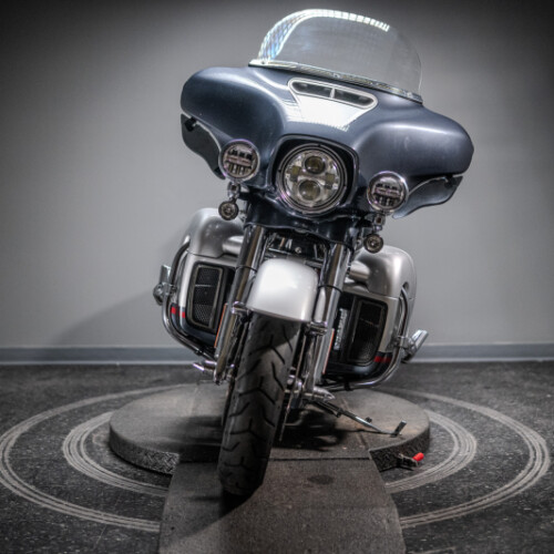 2019 CVO™ Street Glide® (FLHXSE) thumb 3