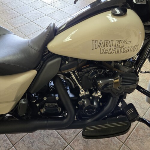 2023 Harley-Davidson® Street Glide® ST White Sand Pearl thumb 3