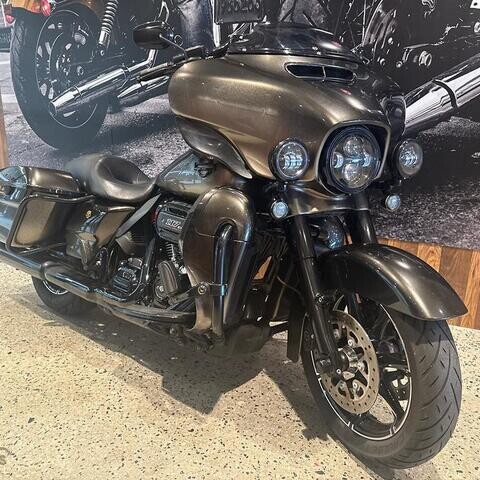 Harley-Davidson® CVO™ Limited 2017 FLHTKSE thumb 3