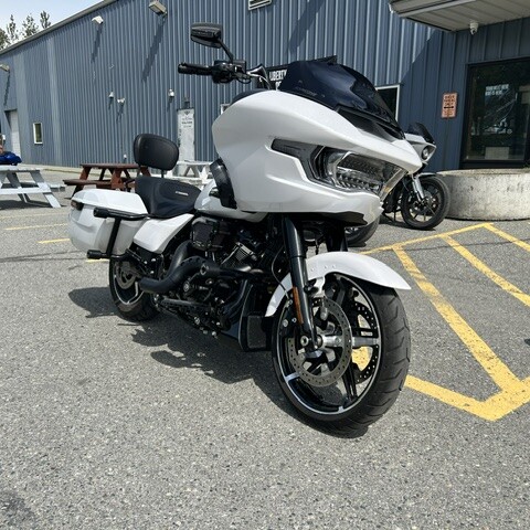 2024 Harley-Davidson® Road Glide® thumb 3