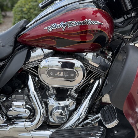 2011 Harley-Davidson® CVO™ Ultra Classic® Electra Glide® BLK EBR/RIO RED thumb 3