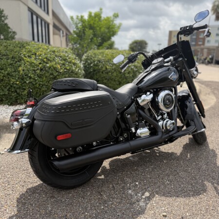 2026 Harley-Davidson® Heritage Classic Vivid Black Black Laced Wheels thumb 2