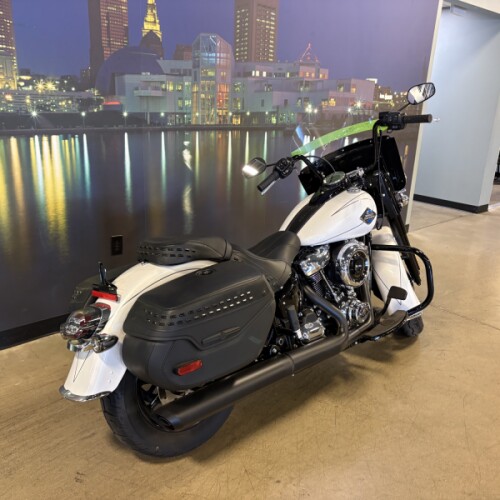 2025 Harley-Davidson® Heritage Classic FLHC thumb 0