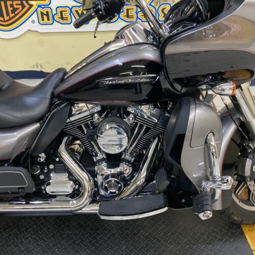 2016 Harley-Davidson® Road Glide® Ultra Two-Tone Billet Silver/Vivid Black FLTRU thumb 3