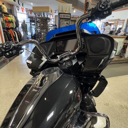2026 Harley-Davidson® Road Glide® Midnight Ember Chrome Trim thumb 3