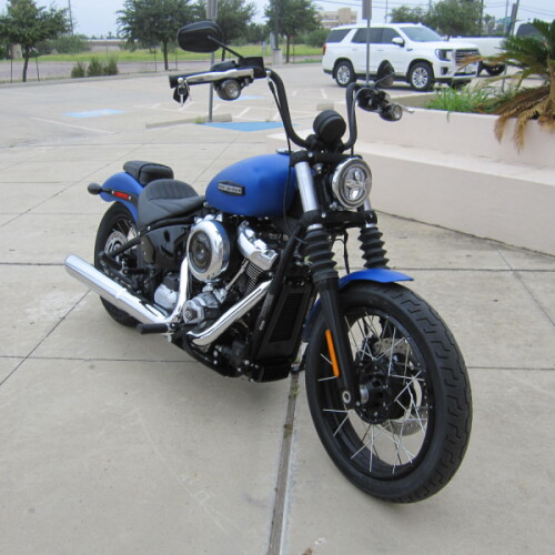 2026 Harley-Davidson® Street Bob® Aurora Blue Denim Chrome Cast Wheels thumb 3