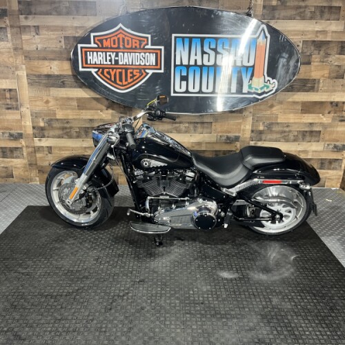 2026 Harley-Davidson® Fat Boy® Vivid Black Chrome Trim thumb 2