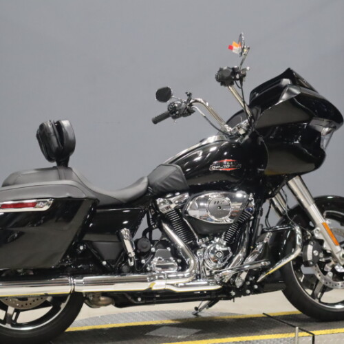 2026 Harley-Davidson® Road Glide® Vivid Black Chrome Trim thumb 2