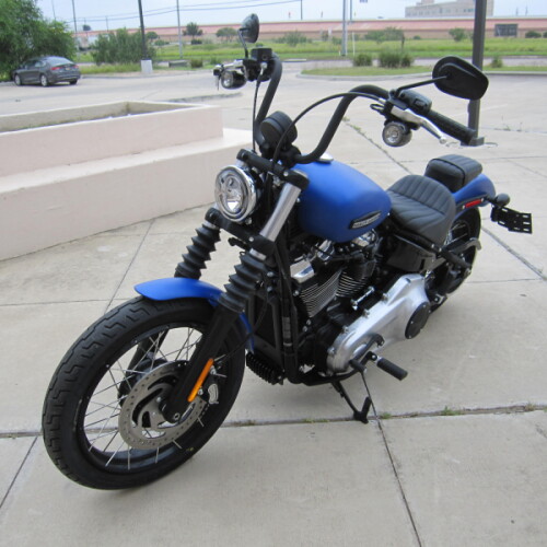 2026 Harley-Davidson® Street Bob® Aurora Blue Denim Chrome Cast Wheels thumb 2