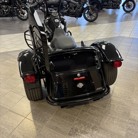 2025 Harley-Davidson® Freewheeler™ Vivid Black thumb 0
