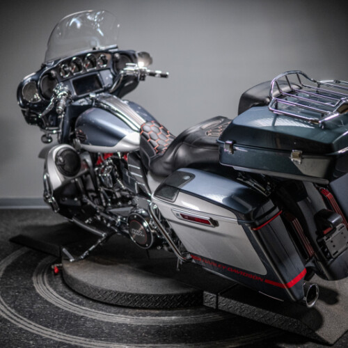 2019 CVO™ Street Glide® (FLHXSE) thumb 0