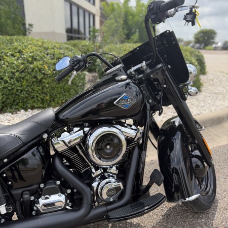 2026 Harley-Davidson® Heritage Classic Vivid Black Black Laced Wheels thumb 3