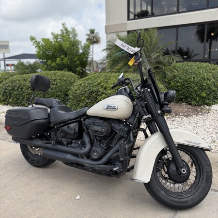 2022 Harley-Davidson® Heritage Classic 114 White Sand Pearl (Black Finish w/Cast Wheels) thumb 3