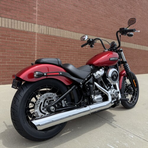 2026 Harley-Davidson® Street Bob® Brilliant Red Chrome Cast Wheels thumb 1