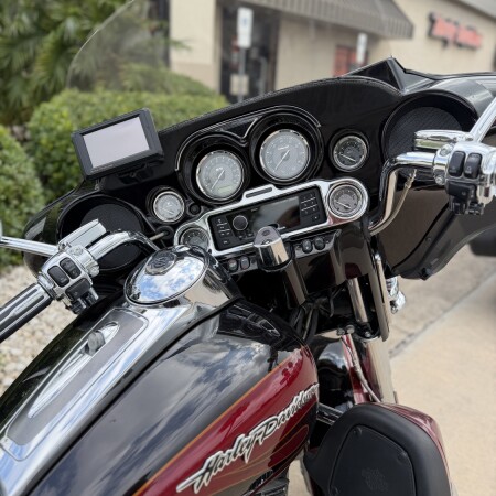 2011 Harley-Davidson® CVO™ Ultra Classic® Electra Glide® BLK EBR/RIO RED thumb 1